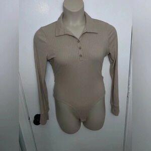 Women’s long sleeve beige cream ribbed button body suit with snaps size L 1147